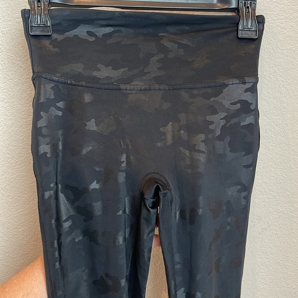 Spanx Faux Leather Camo Leggings Size Small - Picture 5 of 9
